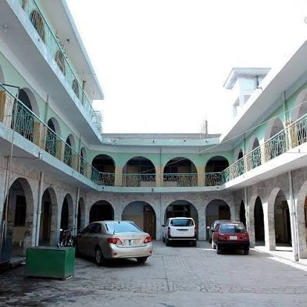 جامعہ کی عمارت اور صحن